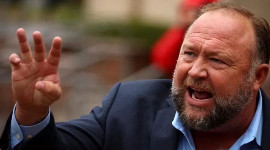 Titulli: Alex Jones, teoricieni i konspiracionit, rikthehet në X pas sondazhit të Elon Musk

Pasi Elon Musk bëri një sondazh në media sociale për të zbuluar nëse njerëzit do të donin të shihnin një intervistë me teoricienin e konspiracionit Alex Jones, rezultatet kanë treguar një interes të madh. Pas këtij rezultati, Jones është konfirmuar se do të kthehet në X për një intervistë ekskluzive me Elon Musk. Kjo lajmërohet si një nga takimet më të diskutuara në botën e mediave sociale, duke sjellë një përzierje të çuditshme të opinionit publik.