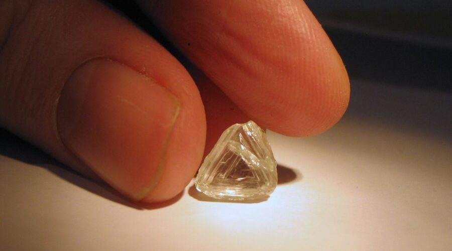 Zbulimi: Si dalin diamantet në sipërfaqe?